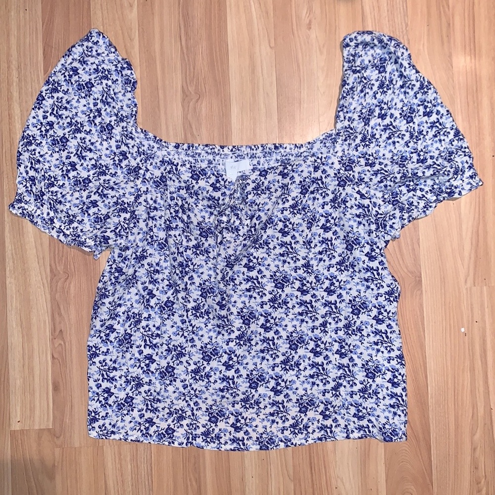 H&M Blue Floral Keyhole Top Size Large NEW